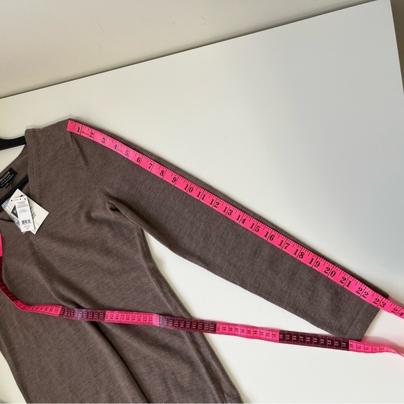 Lord & Taylor 100% Merino Wool V-Neck Sweater Size S - Picture 4 of 10